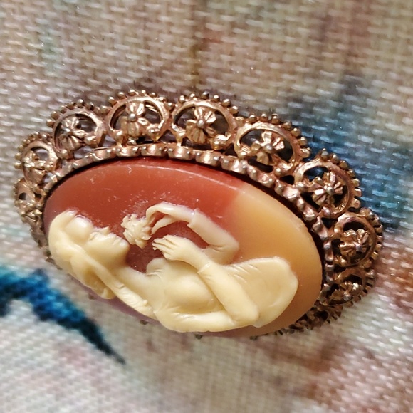 Vintage Cameo Brooch - Picture 6 of 16